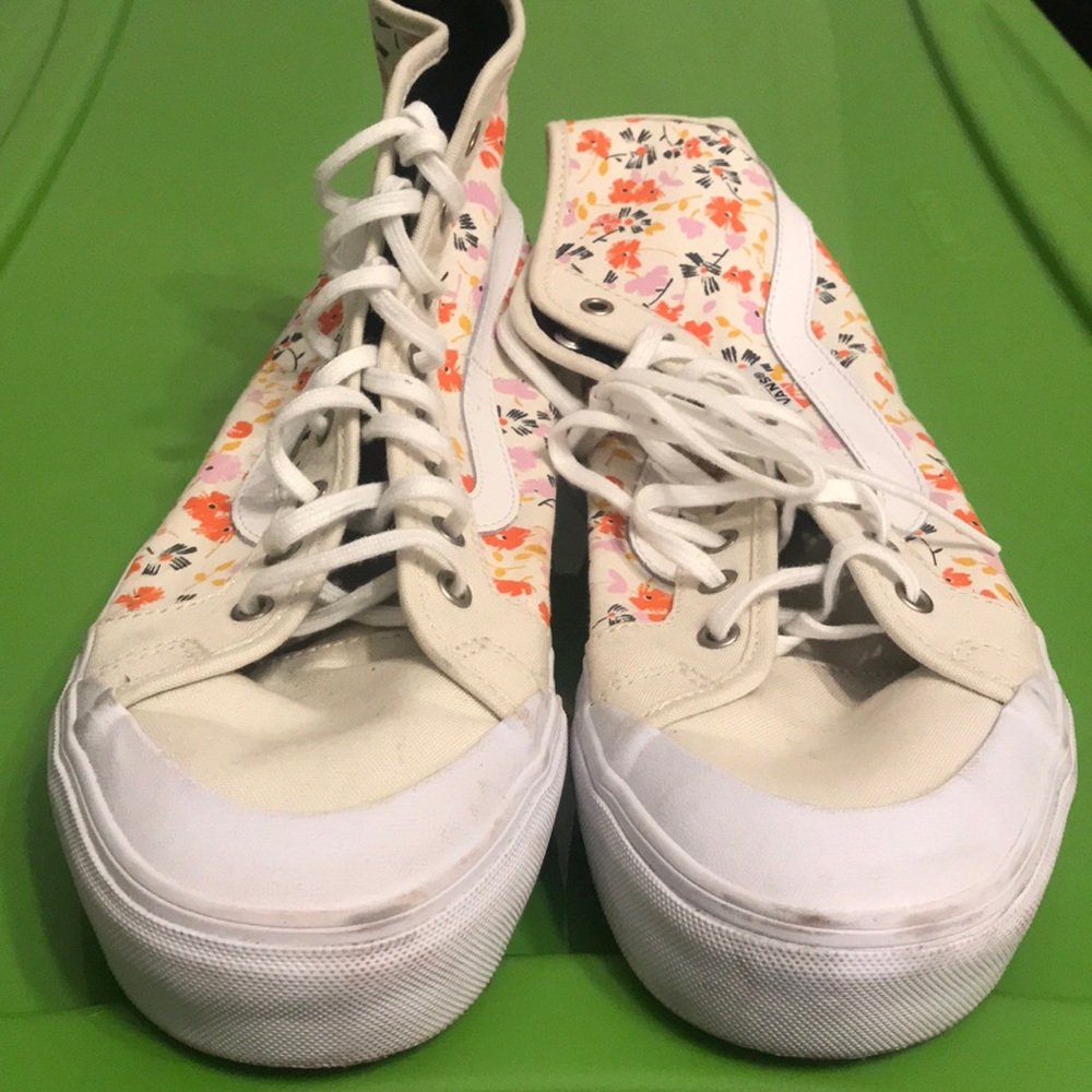 Leila vans